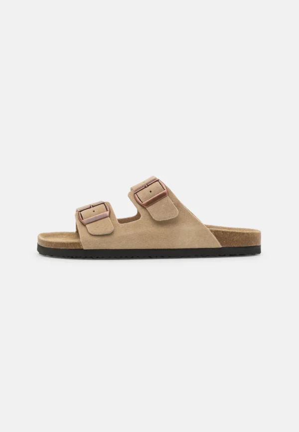 Warm and lightweight fleece slippers with flexible soles, ideal for everyday home wear.